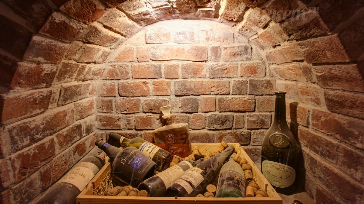 Вино старая дорога. Старинный винный погреб. Старый винный погреб. Винный подвал. Фреска винный погреб.