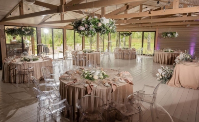 Основной зал и вся прилегающая территория 1га