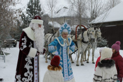 Дед Мороз и Снегурочка на тройке лошадей