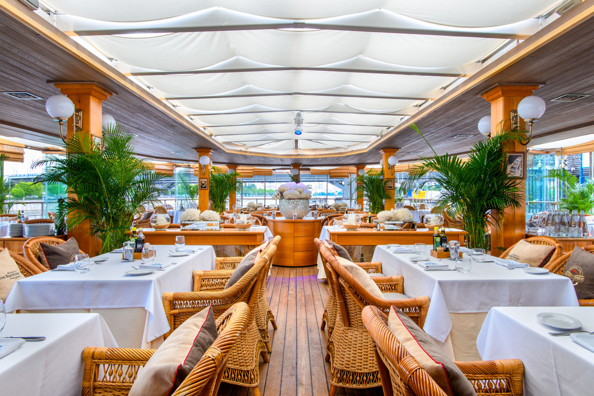 Ресторан-яхта Ласточка — Банкетный зал, фото банкетного зала