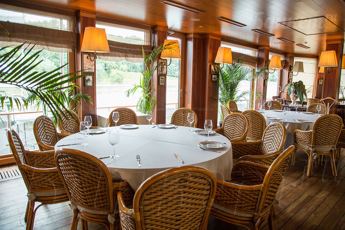 Салон — Ресторан-яхта Ласточка