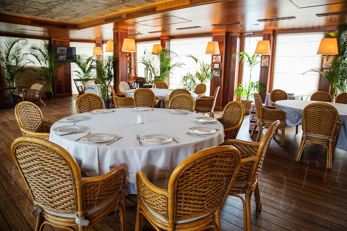 Салон — Ресторан-яхта Ласточка