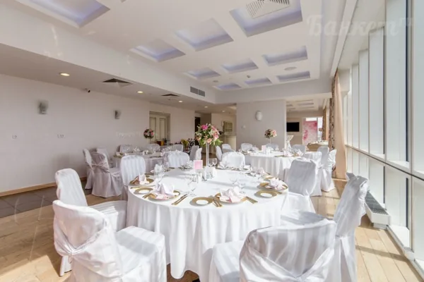 Залы City Lounge, Premier Lounge, Queen's Lounge, Private Lounge
