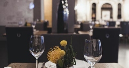 Зал на 1 этаже — интерьер зала