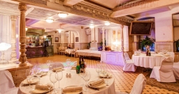 Главный зал на первом этаже  — интерьер зала