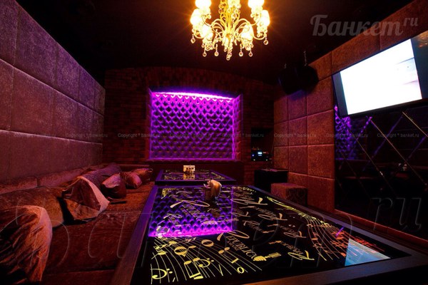 Логотип Republic Hall