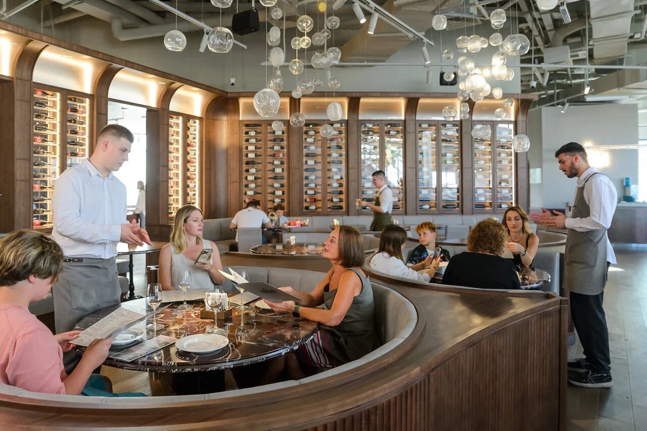 Зал — Boston Seafood & Bar