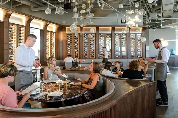 Boston Seafood & Bar, Зал — фото