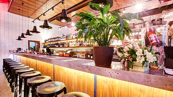 Black Market Cafe, Большой зал — фото