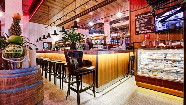 Black Market Cafe, Большой зал — фото