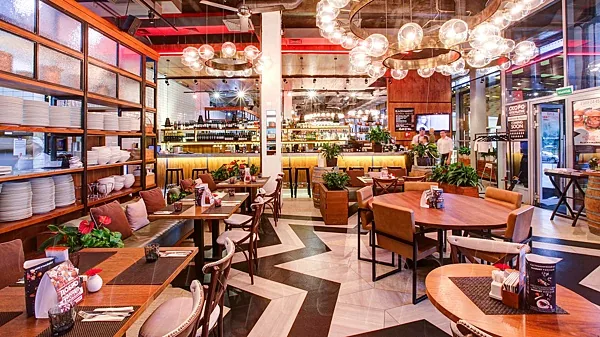Black Market Cafe, Большой зал — фото