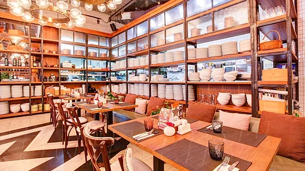 Black Market Cafe, Большой зал — фото