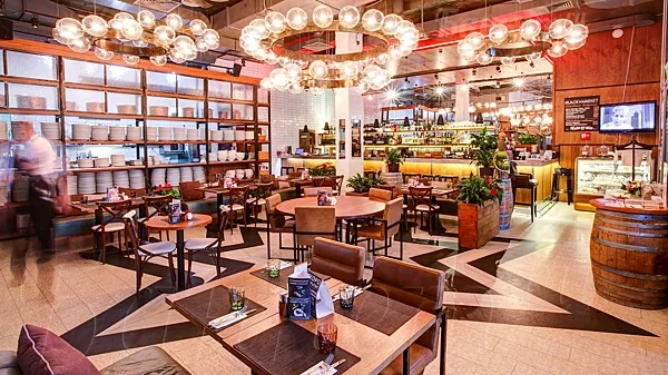 Black Market Cafe, Большой зал — фото
