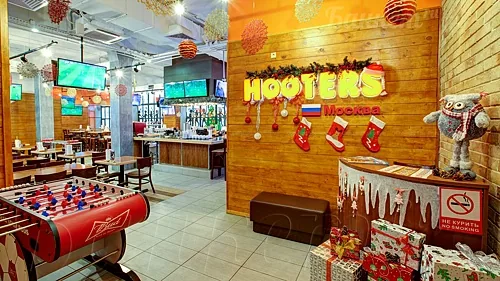 Ресепшн — Hooters