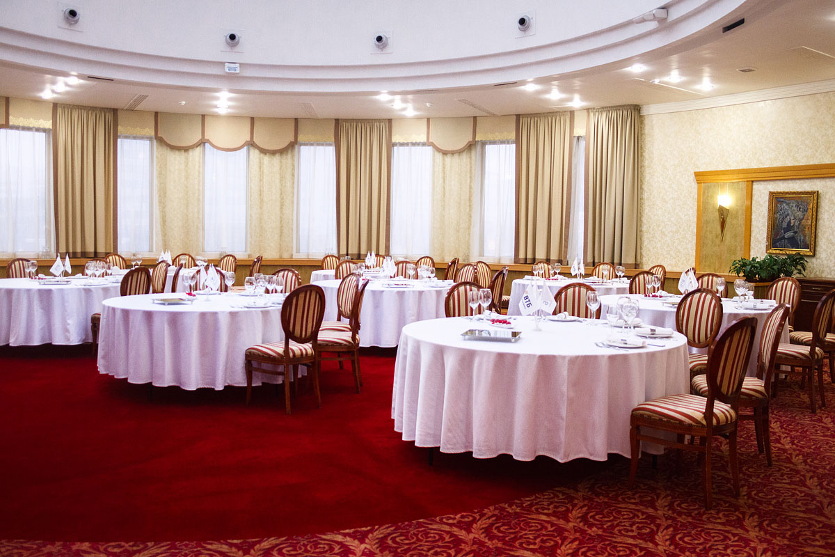 Ресторан La Ronde — Основной зал, фото банкетного зала