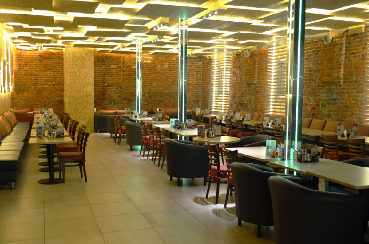 Основной зал — Пивной ресторан Три оленя