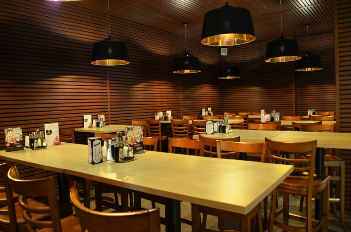 Основной зал — Пивной ресторан Три оленя