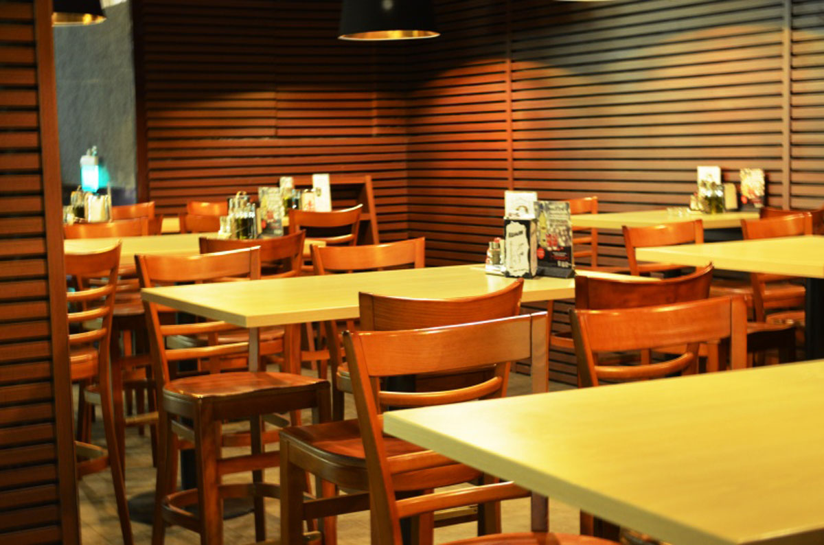 Основной зал — Пивной ресторан Три оленя