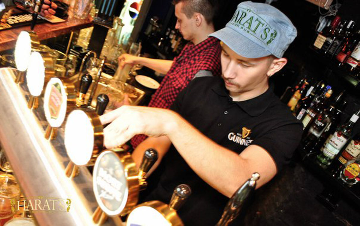 Основной зал — Harat’s pub 