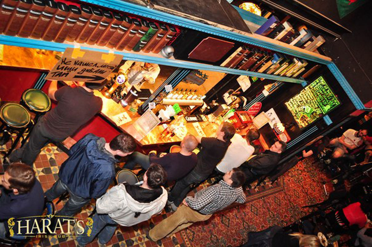 Основной зал — Harat’s pub 