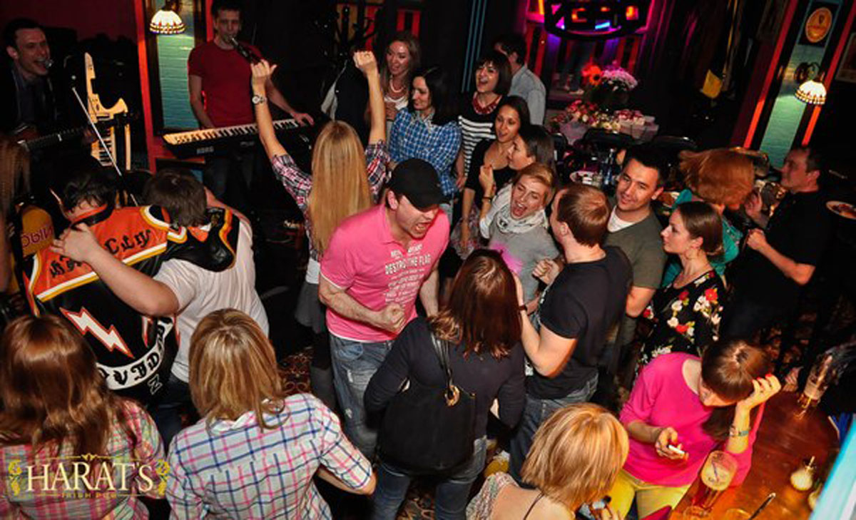 Основной зал — Harat’s pub 