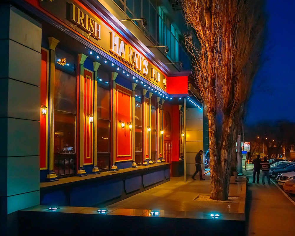 Основной зал — Harat’s pub 