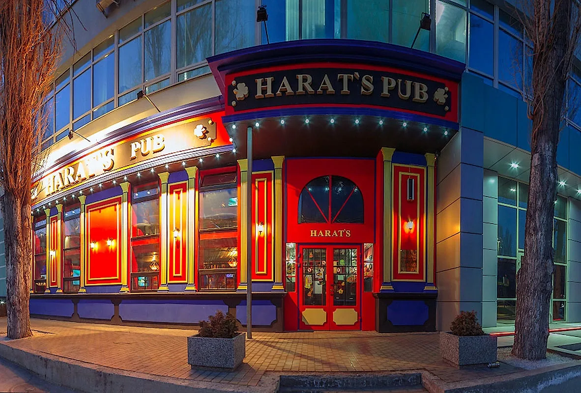 Основной зал — банкетный зал Harat’s pub , фото