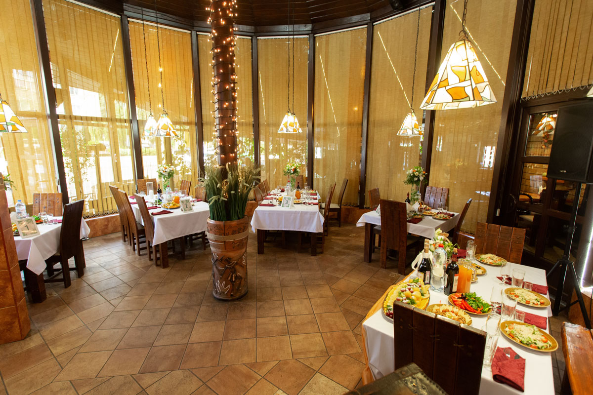 Две Хижины — Внутренний зал, фото банкетного зала