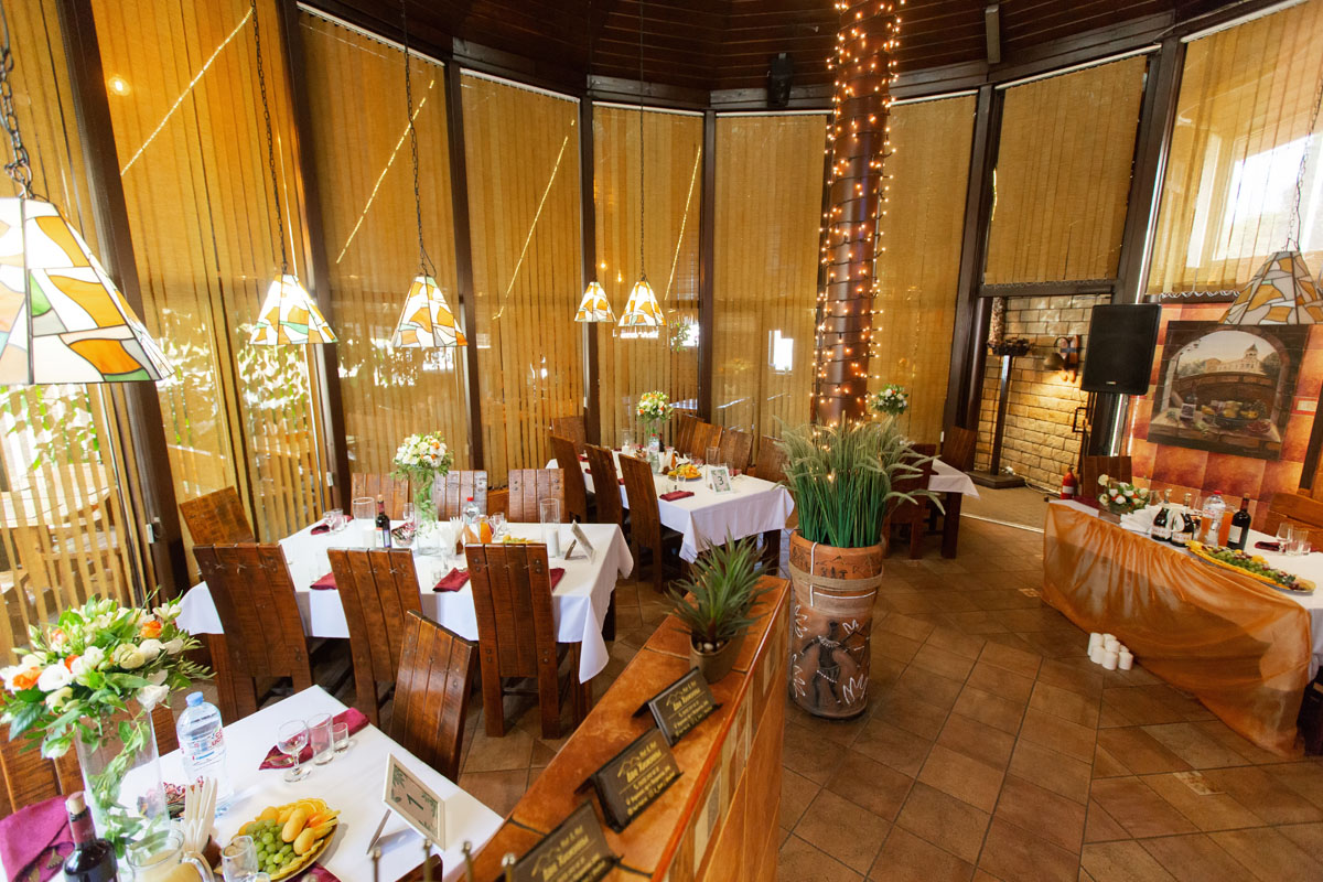 Внутренний зал — Две Хижины