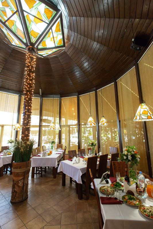 Внутренний зал — Две Хижины