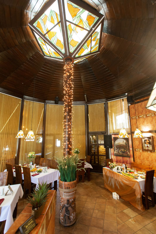 Внутренний зал — Две Хижины