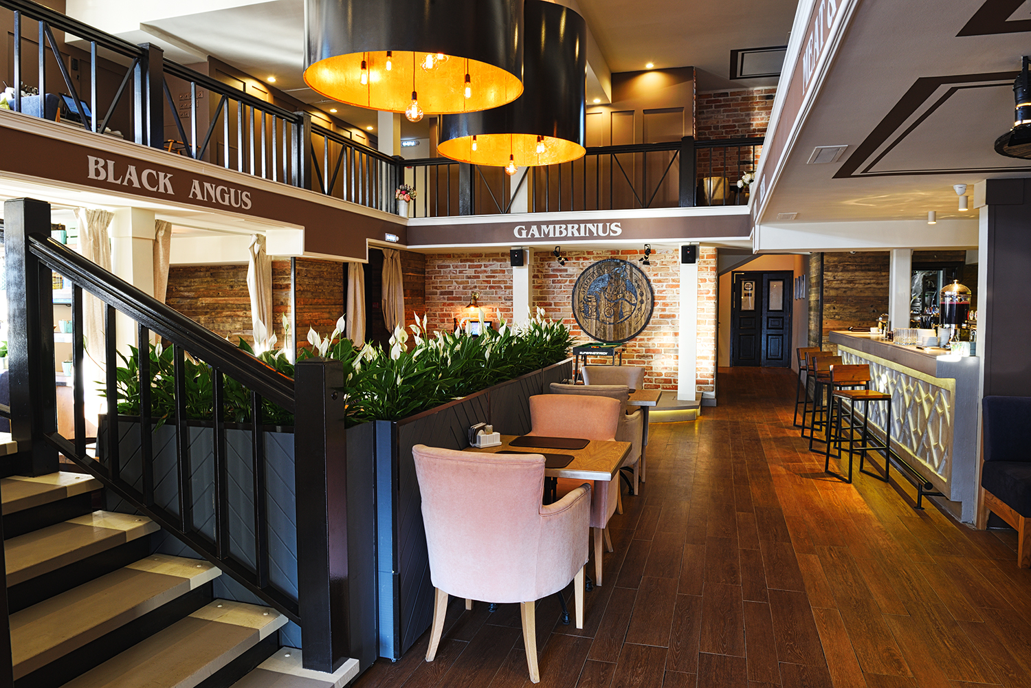 Основной зал с 2-я этажами (ул. Профсоюзная, 142к1)  — банкетный зал Гамбринус