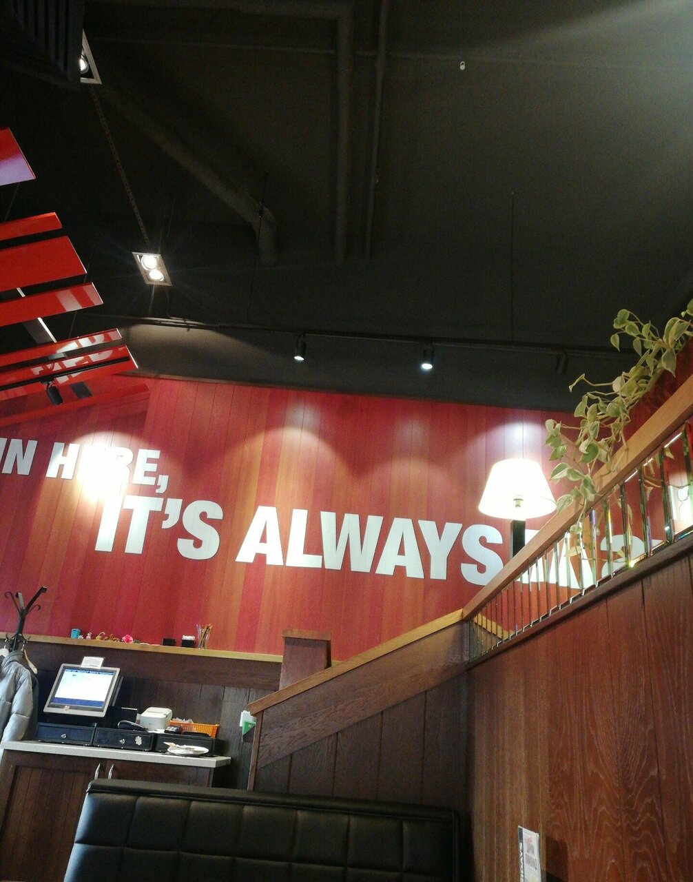 Зал — TGI Fridays