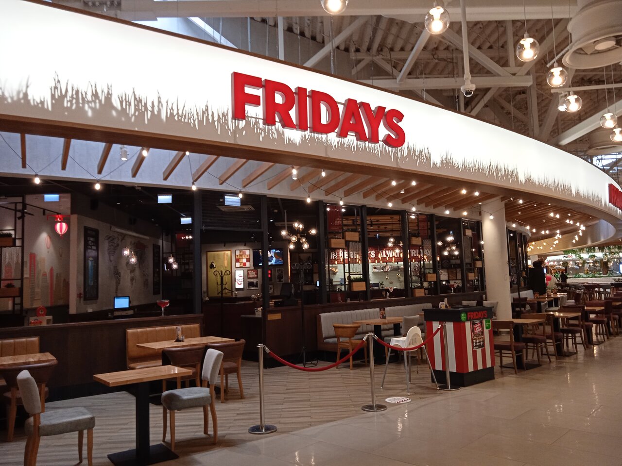 Зал — TGI Fridays