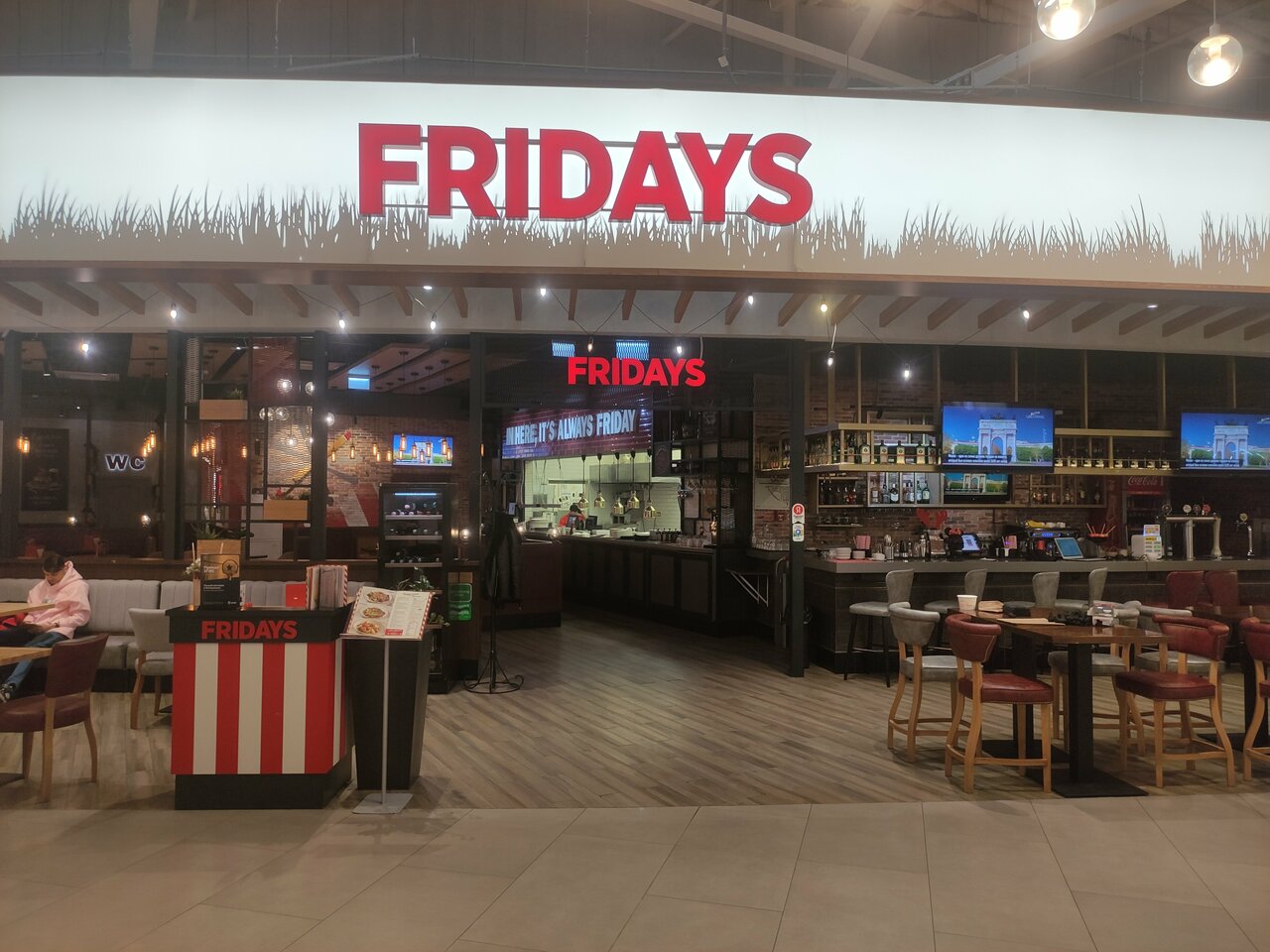 Зал — TGI Fridays