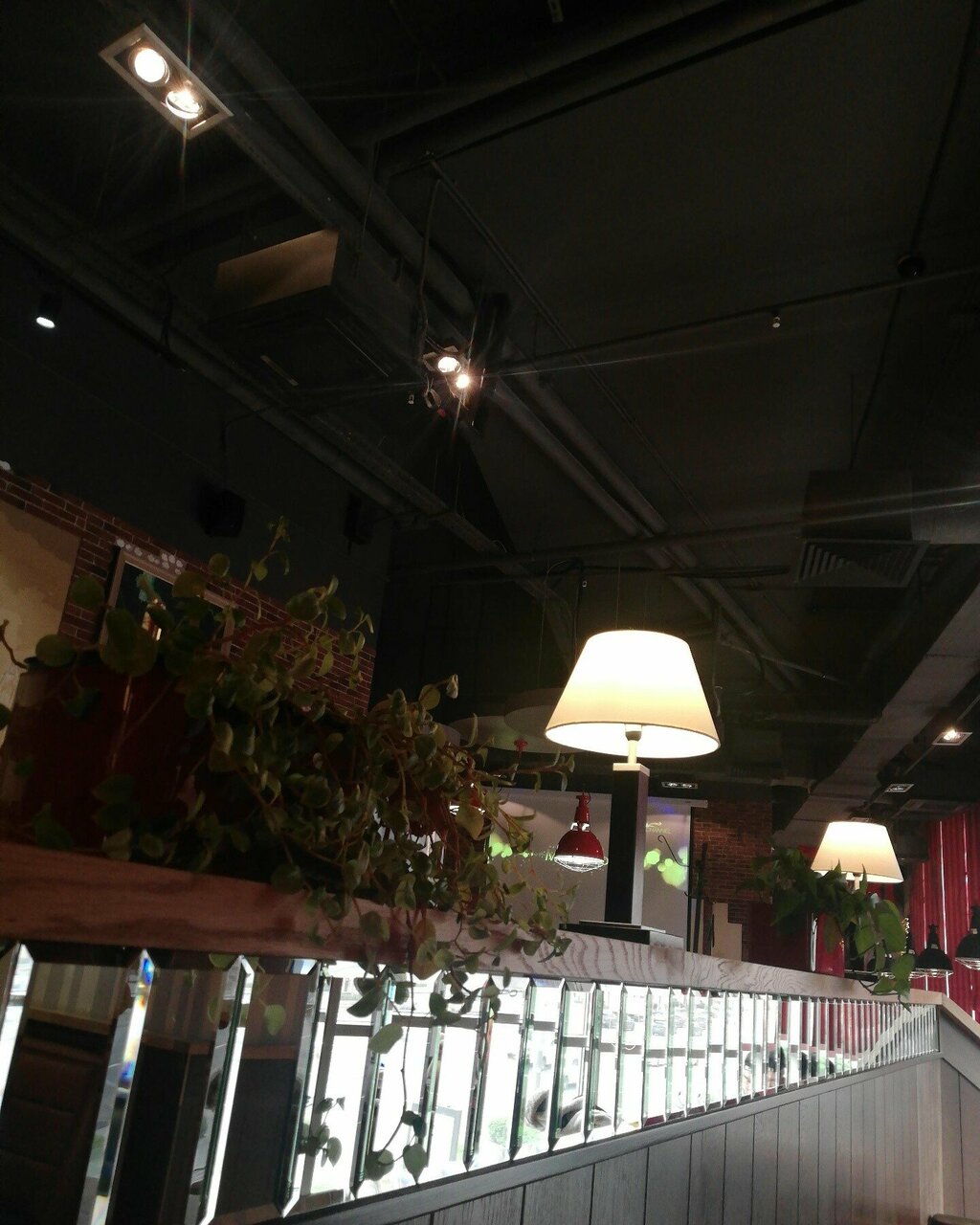 Зал — TGI Fridays