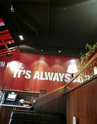 TGI Fridays, Зал — фото