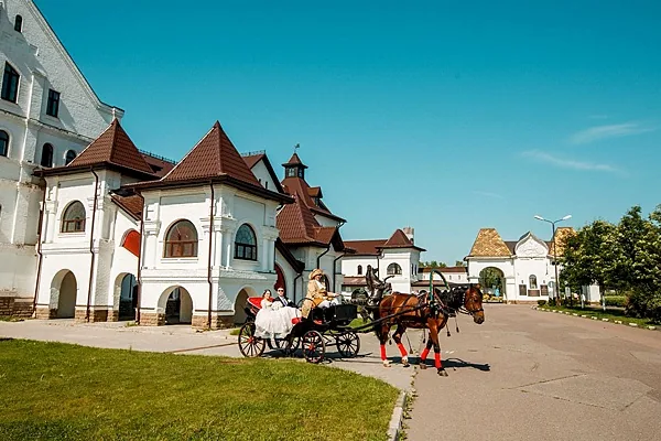 Шатер Русская сказка в парке развлечений Русь, Территория — фото