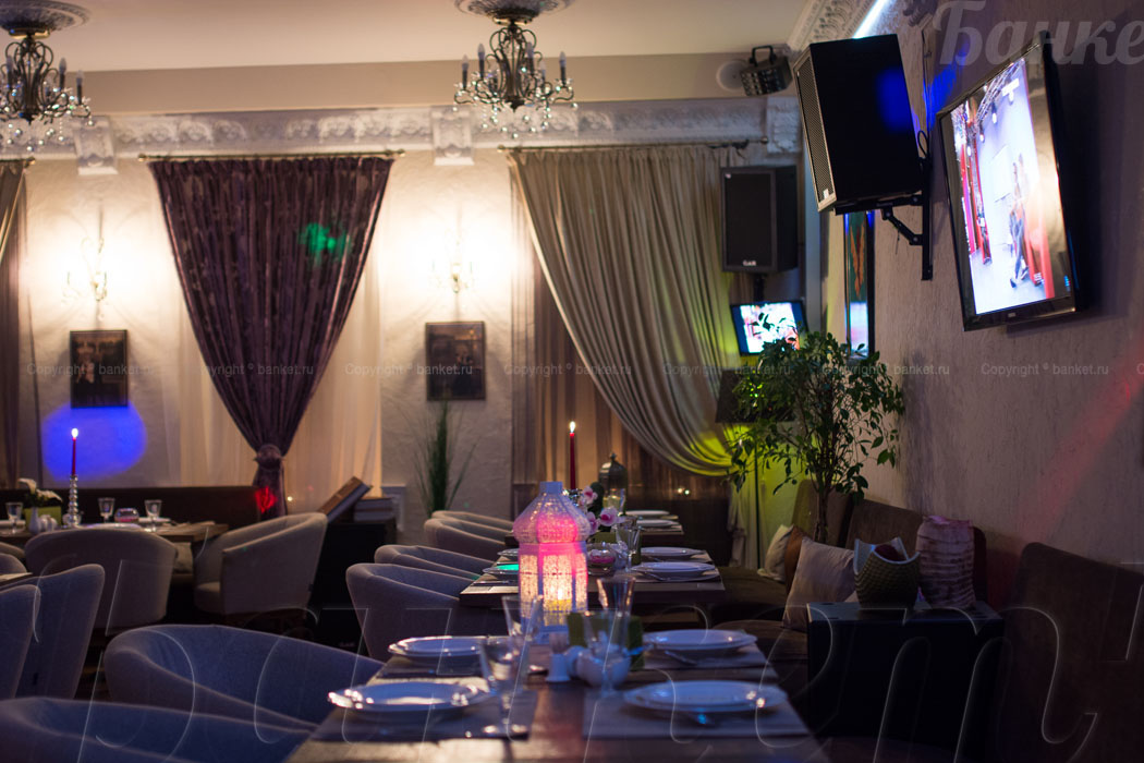 Основной зал — Moni кафе / Мони
