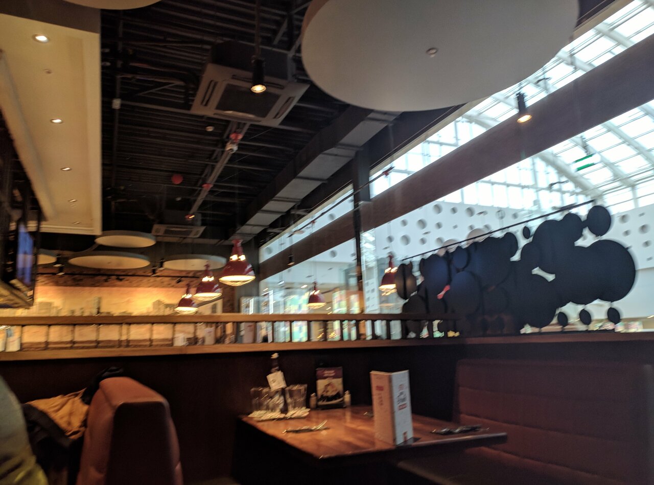 Зал — TGI Fridays