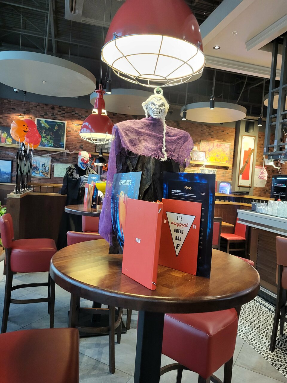 Зал — TGI Fridays