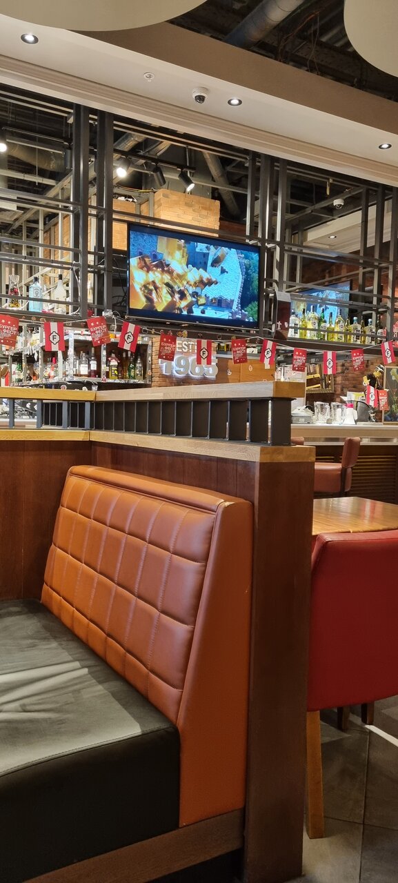 Зал — TGI Fridays