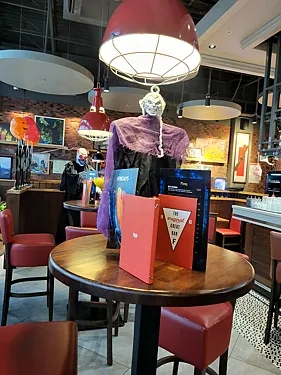 Зал — TGI Fridays