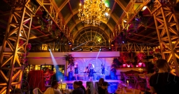 Терраса-оранжерея под стеклянным куполом — фото 4