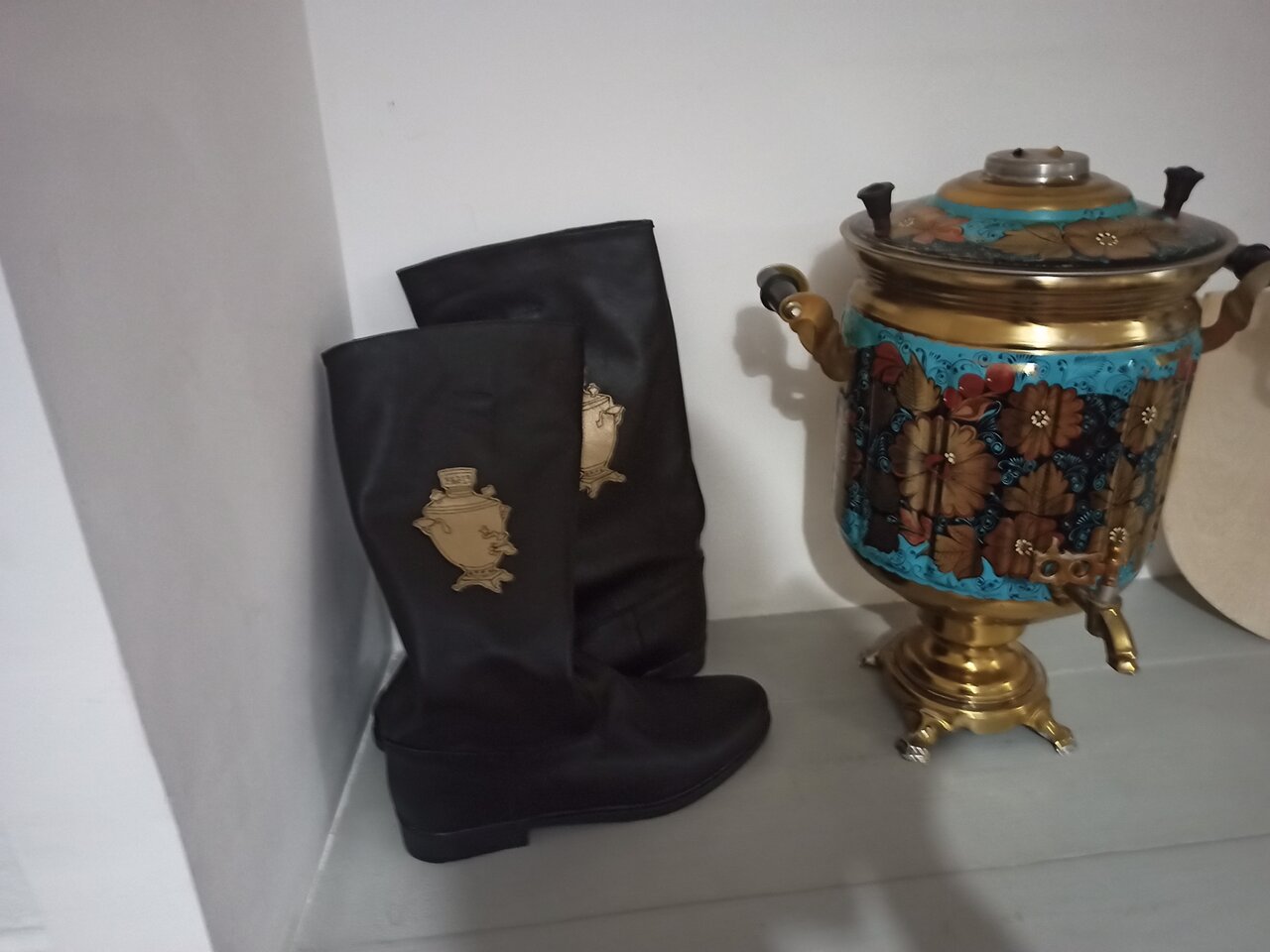 Зал — Самовар & Сапог