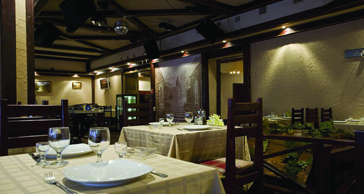 Клуб Ресторан "Семейный Очаг" — Веранда, фото банкетного зала