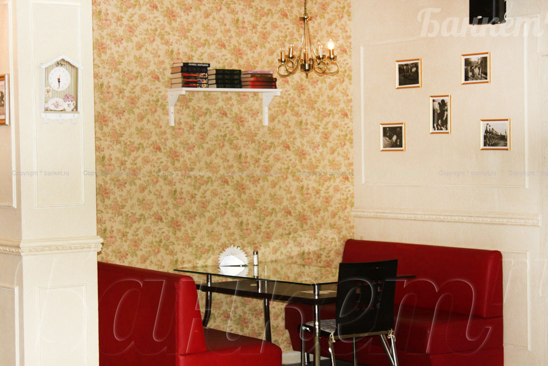 Основной зал —  Кафе La Familia