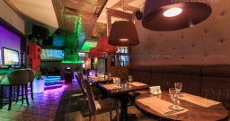 Зона напротив бара — интерьер зала