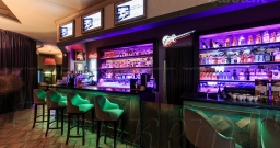 Зона напротив бара — подробнее о зале