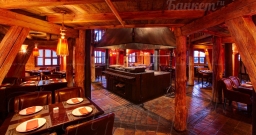 Зал с мангалом — интерьер зала